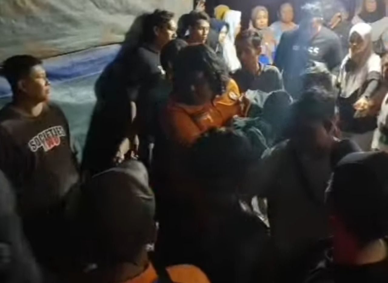 EVAKUASI - Tim SAR dan petugas lainnya mengevakuasi jenazah Radufa Dafan Dasendrya (5) yang sempat dilaporkan hilang dan ditemukan tewas di Sungai Kelurahan Tambakkemerakan, Kecamatan Krian, Sidoarjo, Minggu (14/09/2025) malam.