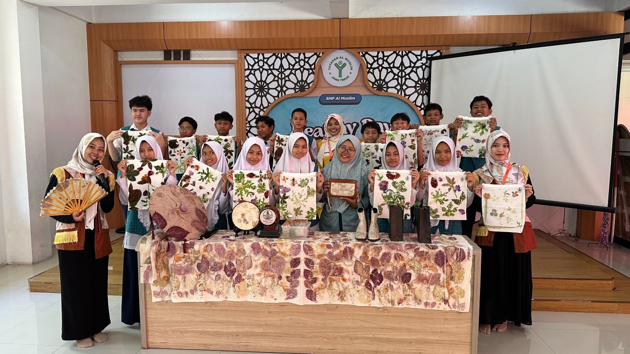ECO PRINT - Siswa SMP Al Muslim menggelar kegiatan Healthy Day bertema Green Art for a Healthy Earth sebagai Peringatan Hari Ozon Sedunia yang jatuh setiap 16 September dengan membuat Eco Print berbahan kain polos dipadu daun, bunga dan batang pohon, Seni