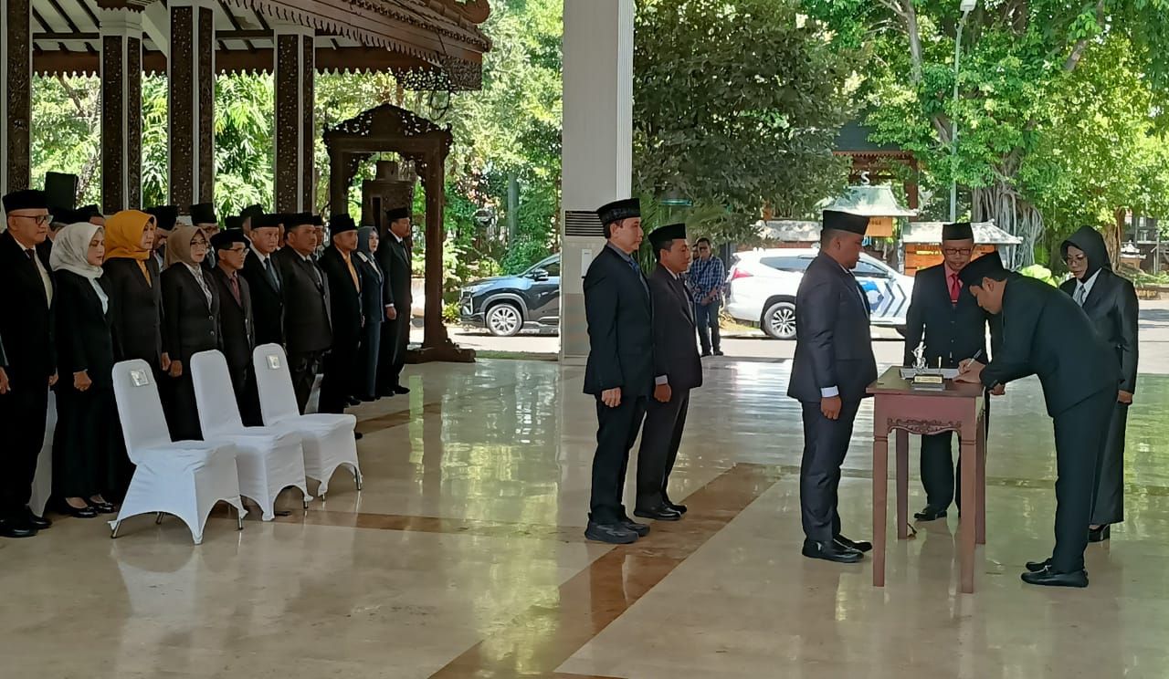 MUTASI - Bupati Sidoarjo, Subandi memimpin mutasi 61 pejabat di lingkungan Pemkab Sidoarjo sebagai salah satu upaya penyegaran organisasi sekaligus pengembangan skill Aparatur Sipil Negara (ASN) di Pendopo Delta Wibawa, Rabu (17/09/2025).