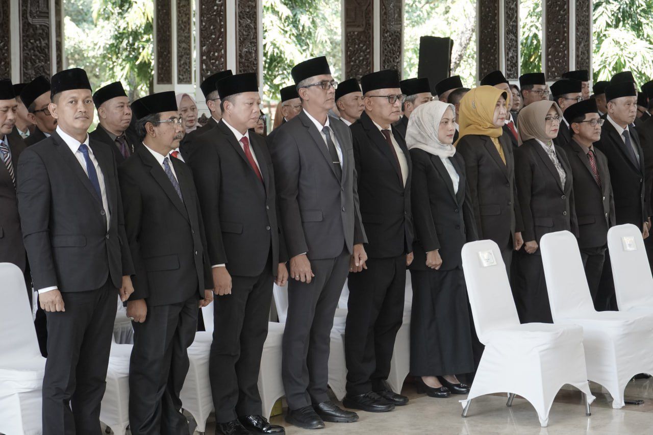 MUTASI - Bupati Sidoarjo Subandi memimpin prosesi pelaksanaan mutasi pertama sebanyak 61 pejabat di lingkungan Pemkab Sidoarjo di Pendopo Delta Wibawa dan diklaim BKN Regional Jatim sesuai prosedur, Rabu (17/09/2025).