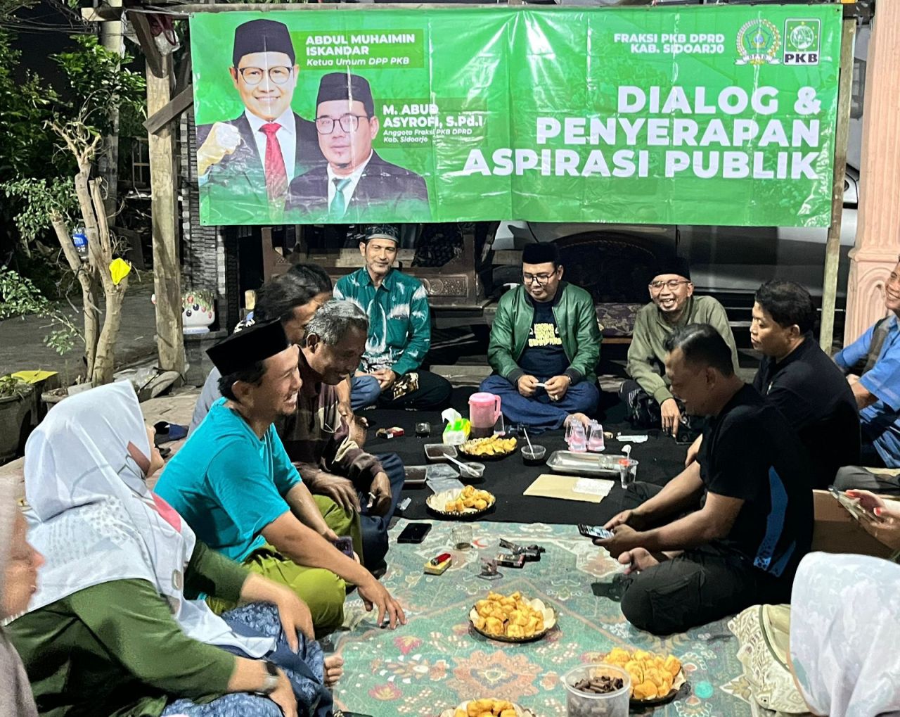 SERAP ASPIRASI - Anggota Komisi C DPRD Sidoarjo, M Abud Asyrofi menampung dan menyerap aspirasi dari puluhan pegiat lingkungan di Desa Watugolong, Kecamatan Krian, Sidoarjo agar berperan aktif dalam pengelolaan sampah di TPST, Rabu (17/09/2025) malam.