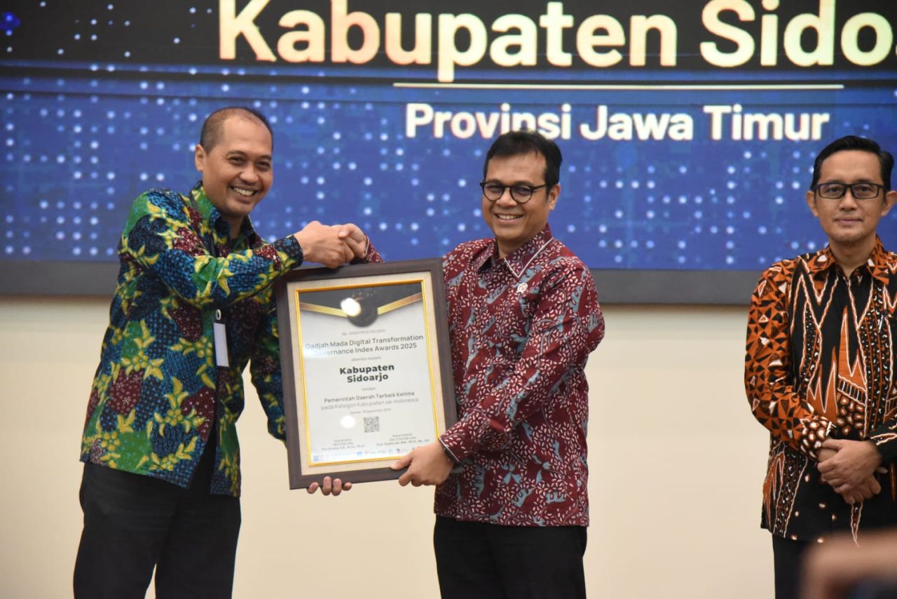 PENGHARGAAN - Pemkab Sidoarjo meraih penghargaan Gadjah Mada Digital Transformation Governance Index (GM-DTGI) Award 2025 dari Universitas Gadjah Mada (UGM) Yogyakarta menjadi salah satu top 10 Kabupaten dengan nilai tertinggi se-Indonesia urutan kelima,