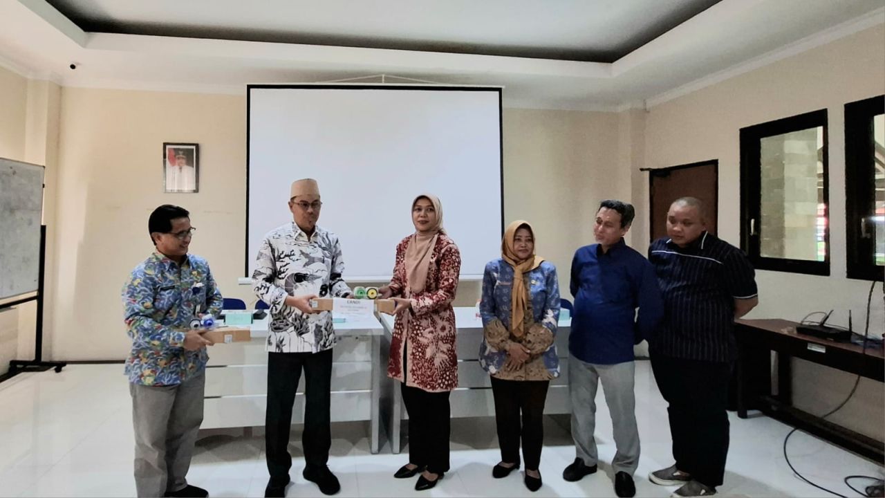 KTP - Dinas Kependudukan dan Pencatatan Sipil (Disdukcapil) menggelar Rapat Koordinasi (Rakor) di Aula Badan Kepegawaian Daerah (BKD) Pemkab Sidoarjo soal layanan perekaman dan pencetakan KTP di kecamatan, Kamis (18/09/2025).