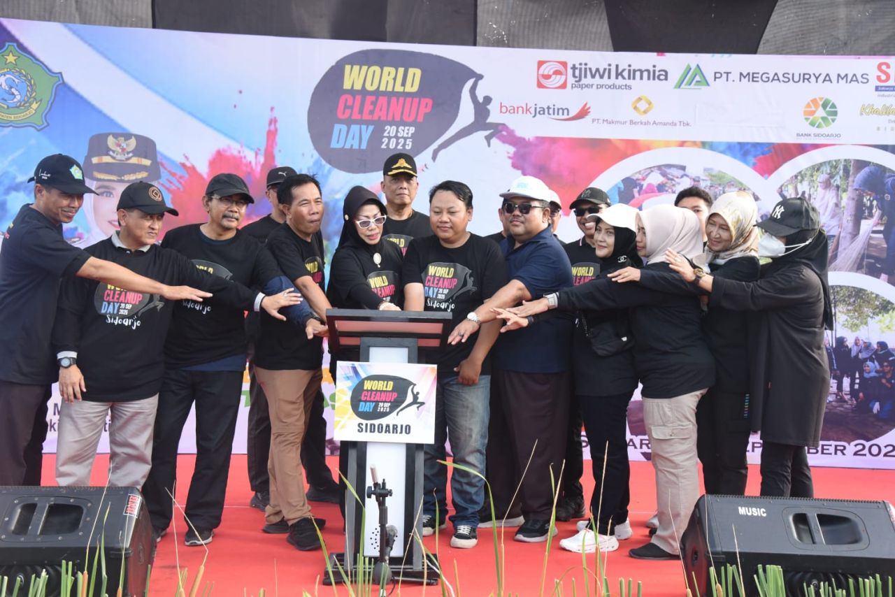BERSIHKAN - Sekda Sidoarjo Fenny Apridawati memimpin acara Aksi bersih-bersih lingkungan memperingati Hari Bersih-Bersih Sedunia atau World Cleanup Day (WCD) 2025 dilakukan ribuan Aparatur Sipil Negara (ASN) Pemkab Sidoarjo, Sabtu (20/09/2025).