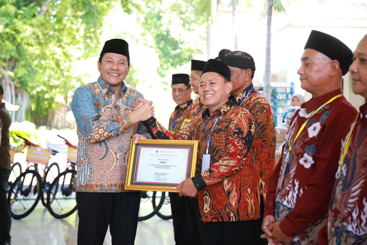 PENGHARGAAN - Bupati Sidoarjo, Subandi menyerahkan penghargaan donor darah sukarela kepada 1.932 pendonor darah dalam peringatan HUT Palang Merah Indonesia (PMI) ke 80 di Pendopo Delta Wibawa Sidoarjo, Sabtu (20/09/2025).