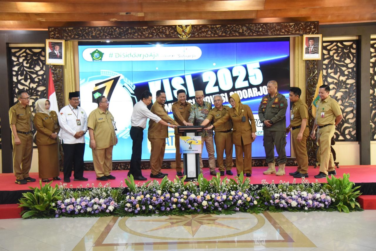 LAUNCHING - Bupati Sidoarjo Subandi didampingi Ketua DPRD Sidoarjo Abdillah Nasih saat melaunching Kompetisi Inovasi Sidoarjo (KISI) di Pendopo Delta Wibawa dengan hadiah Rp 60 juta dan hak cipta, Senin (22/09/2025).