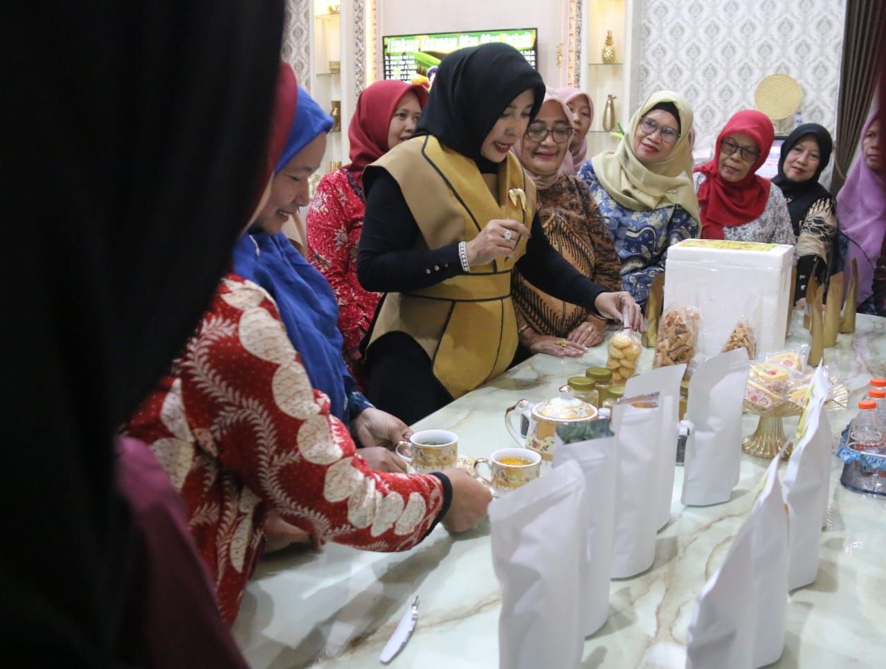 NGADU - Sekitar 30 ibu-ibu Pegiat Usaha Mikro Kecil dan Menengah (UMKM) asal Kelurahan Geluran, Kecamatan Taman, Sidoarjo berkunjung ke Rumah Dinas (Rumdin) Wakil Bupati (Wabup) Sidoarjo, Mimik Idayana, Senin (22/09/2025).