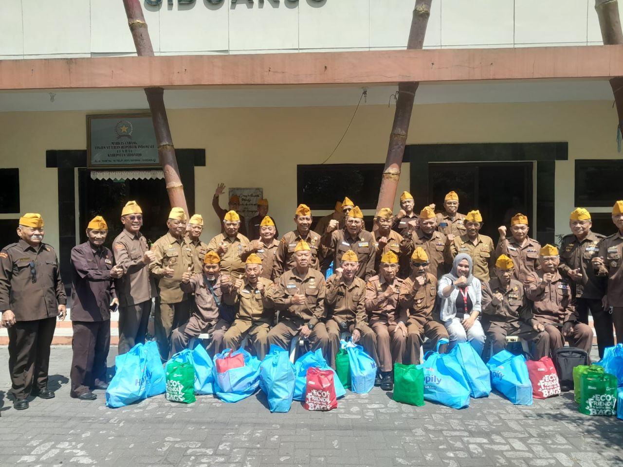 SERAHKAN - Alfamart bersama Happily, produk popok celana dewasa terbaru dari WINGS Group, menyalurkan 500 paket tali asih bagi anggota Legiun Veteran Republik Indonesia (LVRI) di 10 kota besar di Indonesia termasuk di Sidoarjo, Selasa (23/09/2025).