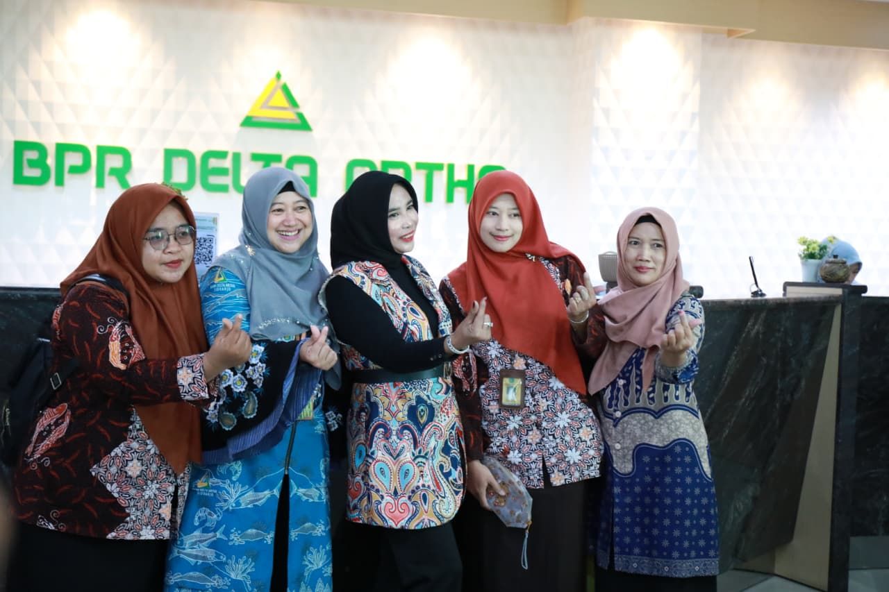 KUNJUNGAN - Wakil Bupati (Wabup) Sidoarjo, Mimik Idayana mengajak para pelaku Usaha Mikro Kecil Menengah (UMKM) untuk memanfaatkan Kredit Usaha Rakyat Daerah (KURDA) saat kunjungan di BPR Delta Artha Sidoarjo, Selasa (23/09/2025).