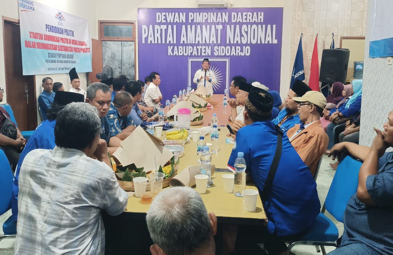 SYUKURAN - Ketua DPD PAN Sidoarjo, Dr Emir Firdaus memimpin acara tasyakuran memasuki kantor baru di Blok E 1, Perumahan Taman Pinang Indah (TPI) Sidoarjo, Rabu (24/09/2025) malam.
