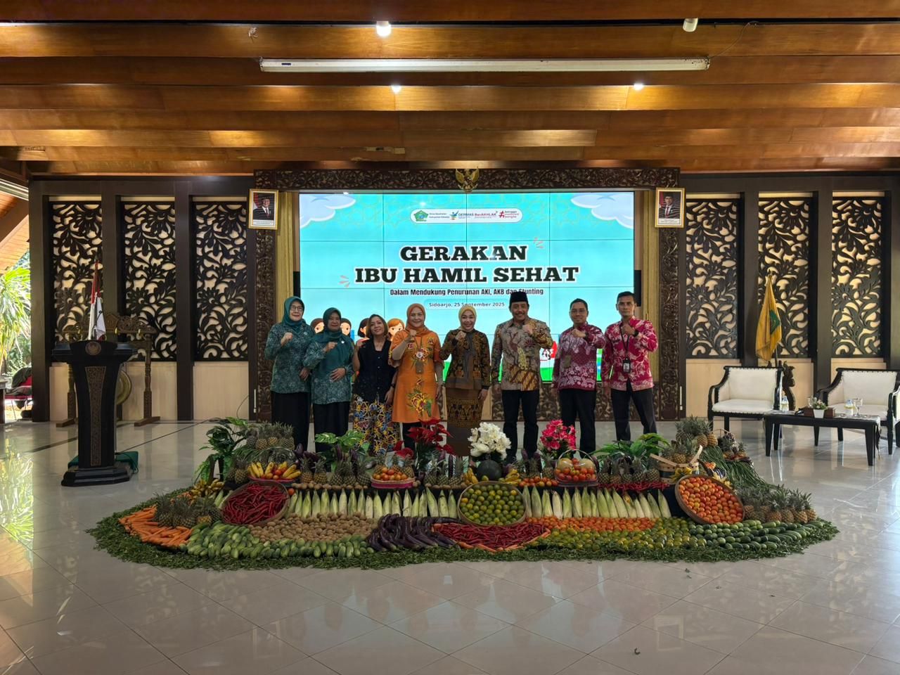HAMIL SEHAT - Ketua TP PKK Sidoarjo Sriatun membuka acara Gerakan Ibu Hamil Sehat dalam Penurunan Angka Kematian Ibu, Angka Kematian Balita dan Stunting di Kabupaten Sidoarjo Tahun 2025 di Pendopo Delta Wibawa, Kamis (25/09/2025).