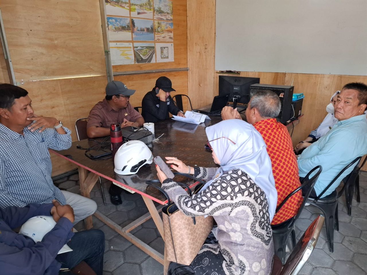 KECEWA - Sejumlah pimpinan dan anggota Komisi C DPRD Sidoarjo merasa kecewa dengan rekanan pelaksana proyek Alun-Alun Sidoarjo yang mencapai Rp 24,6 miliar karena kekurangan pekerjaan 2 persen dari target dan hanya diberi penjelasan lisan tanpa tulisan.