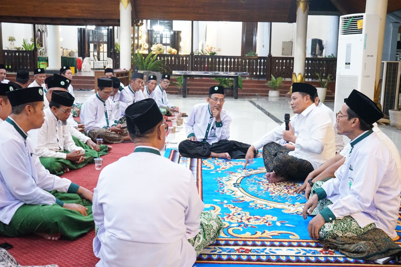 AJAK - Bupati Sidoarjo, Subandi mengajak masyarakat untuk terus berikhtiar membangun Sidoarjo melalui doa dan kebersamaan saat kegiatan rutin Jamaah Sholawat Nariyah di Pendopo Delta Wibawa, Kamis (25/09/2025) malam.