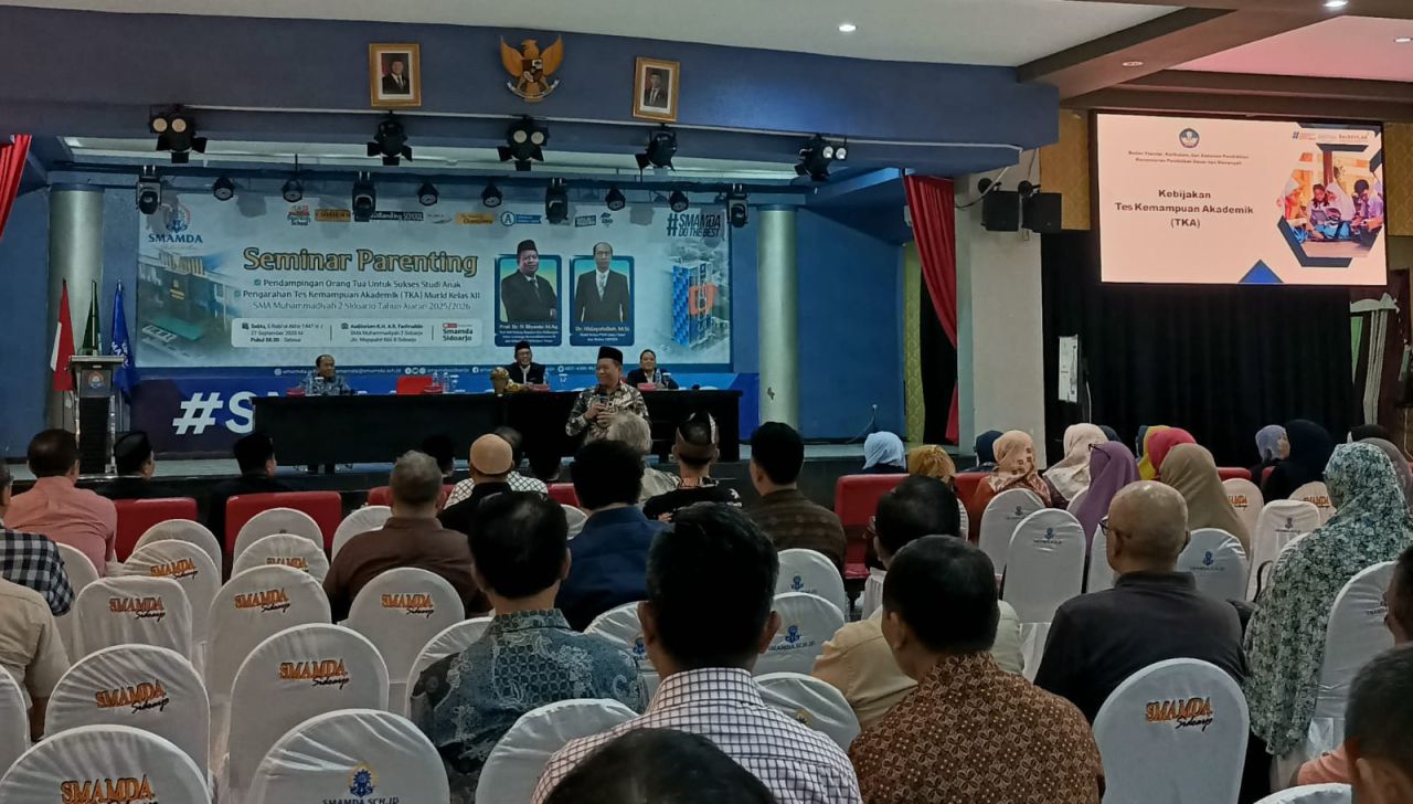 PAPARAN - Staf Ahli Bidang Regulasi dan Hubungan Antar Lembaga Kemendikdasmen Prof Dr Biyanto, M Ag saat memaparkan materi tentang Pengarahan TKA Siswa Kelas XII di SMA Muhammadiyah 2 (Smamda) Sidoarjo saat kegiatan parenting, Sabtu (27/09/2025).