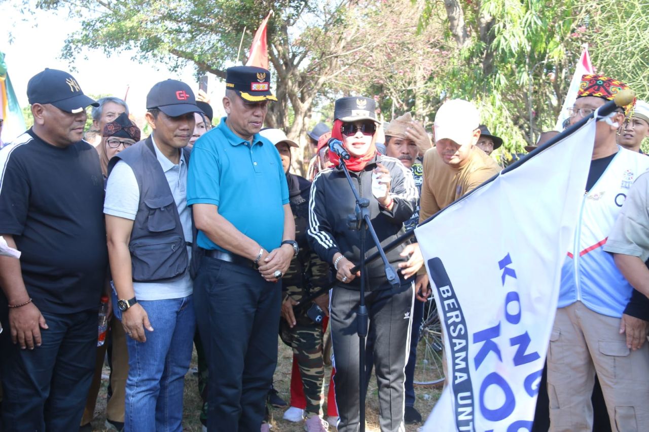NGONTHEL - Kongres ke VI Kosti Tahun 2025 berlangsung Sidoarjo selama dua hari ke depan diwarnai berbagai kegiatan diantaranya Ngontel Bareng yang diberangkatkan Wabup Sidoarjo, Mimik Idayana di halaman Musium Mpu Tantular Sidoarjo, Minggu (28/09/2025).