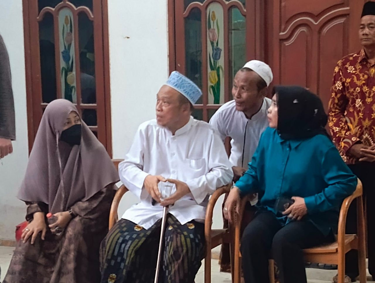 BERI KETERANGAN - Pengasuh Ponpes Al Khoziny Desa Siwalanpanji, Kecamatan Buduran, Sidoarjo KH Abdus Salam Mujib (tengah) didampingi Wabup Sidoarjo Mimik Idayana saat memberi keterangan ke media, Senin (29/09/2025).