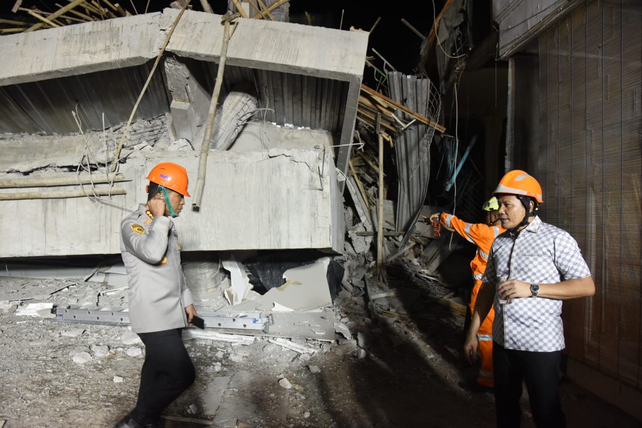 DUKA - Bupati Sidoarjo Subandi menyampaikan duka mendalam atas tragedi runtuhnya mushola Ponpes Al Khoziny, Desa Siwalanpanji, Kecamatan Buduran, Sidoarjo hingga menimpa ratusan santri, Senin (29/09/2025) sore.