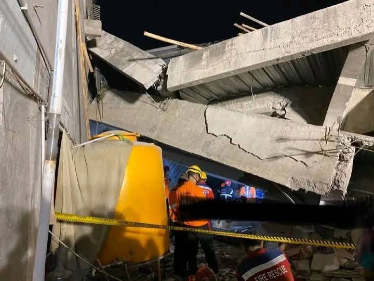 EVAKUASI - Tim SAR Surabaya yang turut proses evakuasi dan penyelamatan memperkirakan ada 38 santri masih terjebak di bawah reruntuhan Musala Putra Ponpes Al Khoziny, Buduran, Kecamatan Buduran, Sidoarjo hingga Selasa (30/09/2025) sore.