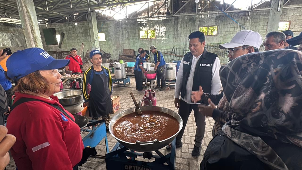 Proses evakuasi korban runtuhnya Musala Ponpes Al Khozini Buduran, Sidoarjo terus dikerjakan dengan Seluruh Sumber Daya Manusia (SDM) dikerahkan untuk mempercepat evakuasi para santri yang masih terjebak reruntuhan Selasa (30/09/2025).