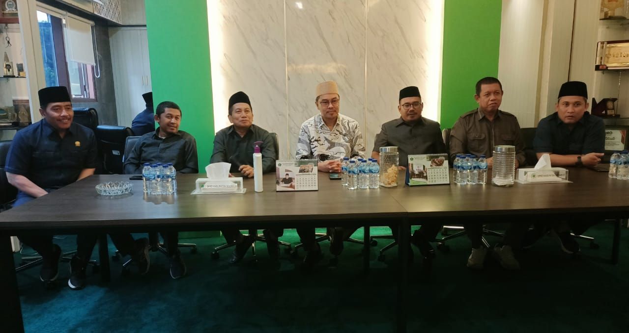 KETERANGAN - Ketua DPRD Sidoarjo Abdillah Nasih yang juga Ketua DPC PKB Sidoarjo bersama anggota Fraksi PKB menyampaikan keterangan soal pembukaan posko dan donasi atas musibah ambruknya Musala Ponpes Putra Al Khoziny Buduran, Sidoarjo, Selasa (30/09/2025