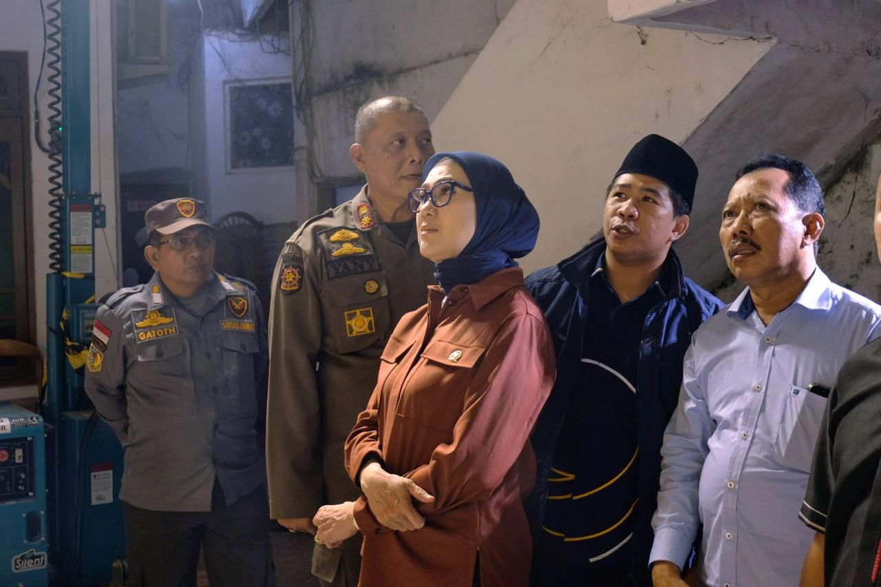 KUNJUNGI - Anggota Komisi X DPR RI Lita Machfud Arifin mengunjungi Ponpes Al Khoziny Buduran, Sidoarjo disampingi Sekretaris Wilayah DPW NasDem Jatim Aminnurokhman dan Ketua DPD NasDem Sidoarjo Muh Zakaria Dimas Pratama, Selasa (30/09/2025).