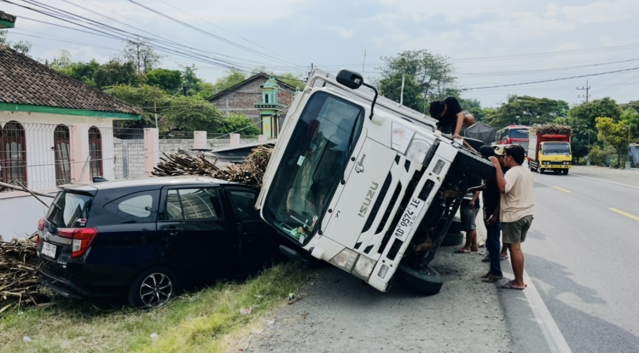 Ringsek, truk bermuatan tebu terguling dan menimpa mobil