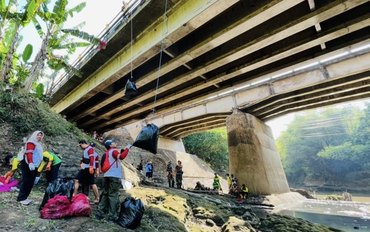 Dinas Lingkungan Hidup Ngawi bersama relawan dan TNI Polri bersihkan sampah di sungai Klitik