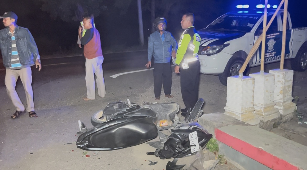 Kondisi sepeda motor Honda Vario usai terlibat kecelakaan dengan truk