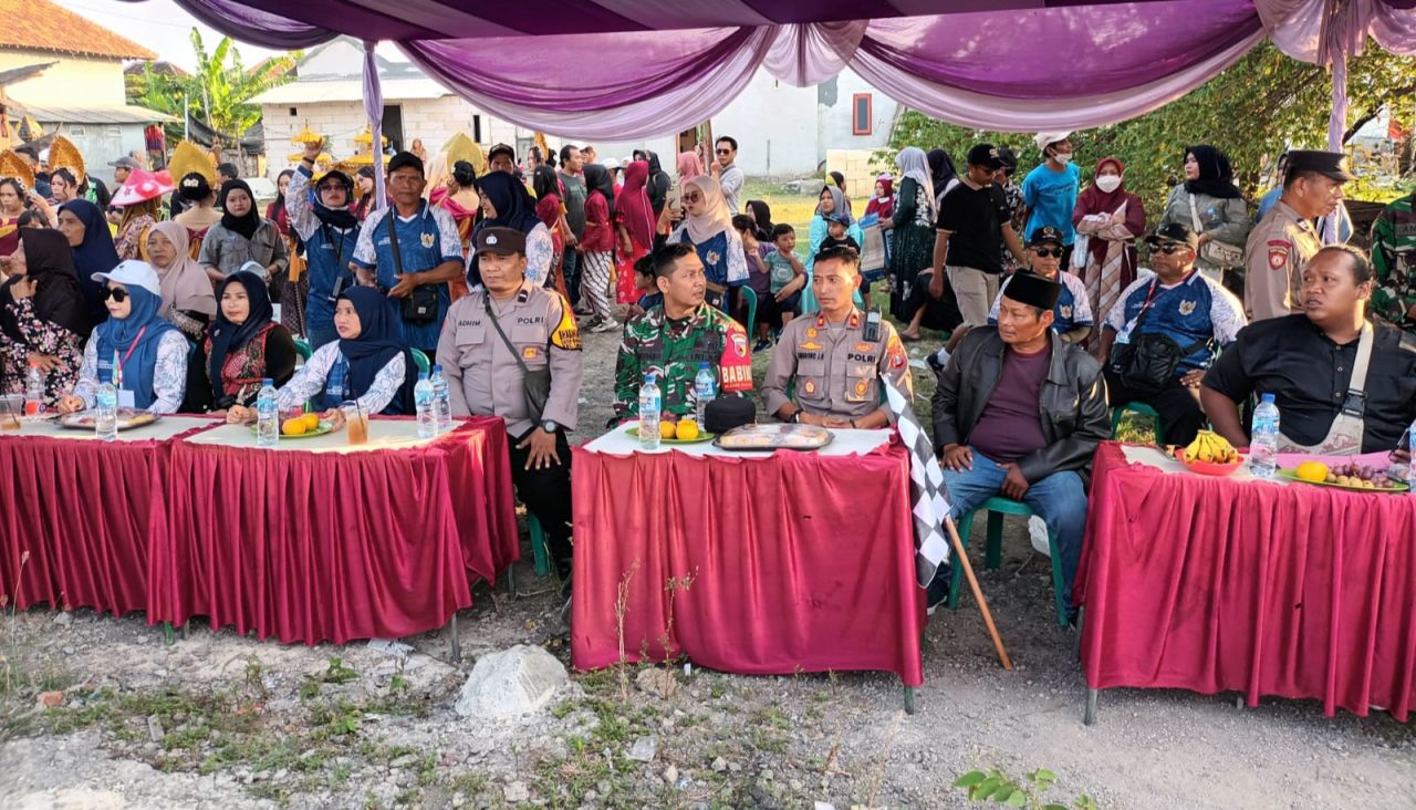 KARNAVAL - Kepala Desa Banjarasri, Kecamatan Tanggulangin, Sidoarjo bersama Forkopimka Tanggulangin memberangkatkan Lomba Karnaval Desa Banjarsari yang diwarnai penampilan sound horeg yang suaranya menggelegar, Minggu (31/08/2025) sore.