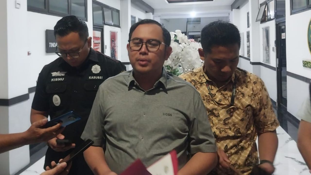 KETERANGAN - Kasi Pidsus Kejari Sidoarjo Jhon Franky Ariandi memberi keterangan pers usai pemeriksaan Heri Soesanto terkait dugaan korupsi Rusunawa Tambaksawah, Kecamatan Waru dengan nilai kerugian Rp 9,7 miliar, Selasa (02/09/2025).