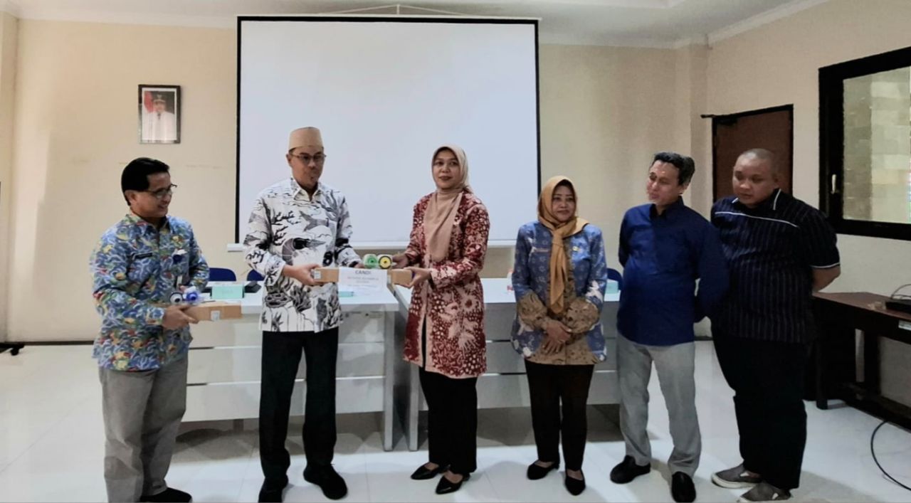 KTP - Ketua DPRD Sidoarjo H Abdillah Nasih SM, Komisi A DPRD Sidoarjo Deny Haryanto dan Kepala Disdukcapil Reddy Kusuma saat Rakor di Aula Badan Kepegawaian Daerah (BKD) soal layanan perekaman dan pencetakan KTP di kecamatan, Kamis (18/09/2025).