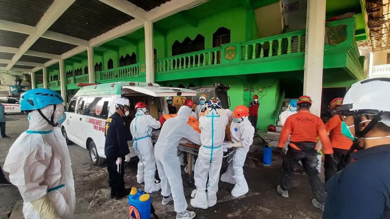 RUJUK - Sejumlah tim medis merujuk korban meninggal yang dievakuasi dari reruntuhan bangunan Musala Putra Ponpes Al Khoziny Buduran, Sidoarjo dirujuk dan dibawa ke Rumah Sakit Umum Bayangkara Polda Jatim, Minggu (05/10/2025).