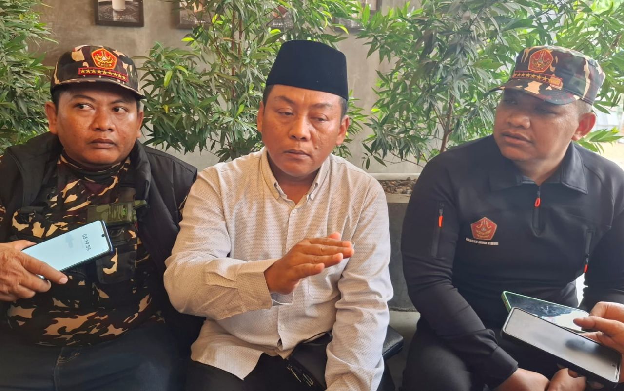 SESALKAN - Wakil Ketua GP Ansor Pusat M Hasan Basri (berkopiah) disampingi Kasat Korwil Banser Jatim H Rizza Ali Faizin meminta Bupati Sidoarjo berhati-hati saat menyampaikan statemen soal musibah di Ponpes Al Khoziny Buduran, Sidoarjo kemarin.