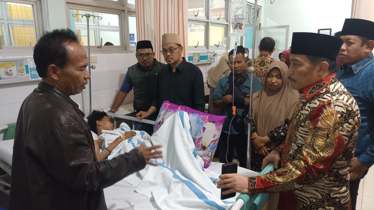 JENGUK - Ketua DPC PKB Abdillah Nasih bersama Ketua Fraksi PKB DPRD Sidoarjo M Dhamroni Chudlori dan anggotanya menjenguk santri korban selamat di RSUD RT Notopuro, Sidoarjo untuk memastikan mereka terlayani dengan baik, Kamis (02/10/2025).
