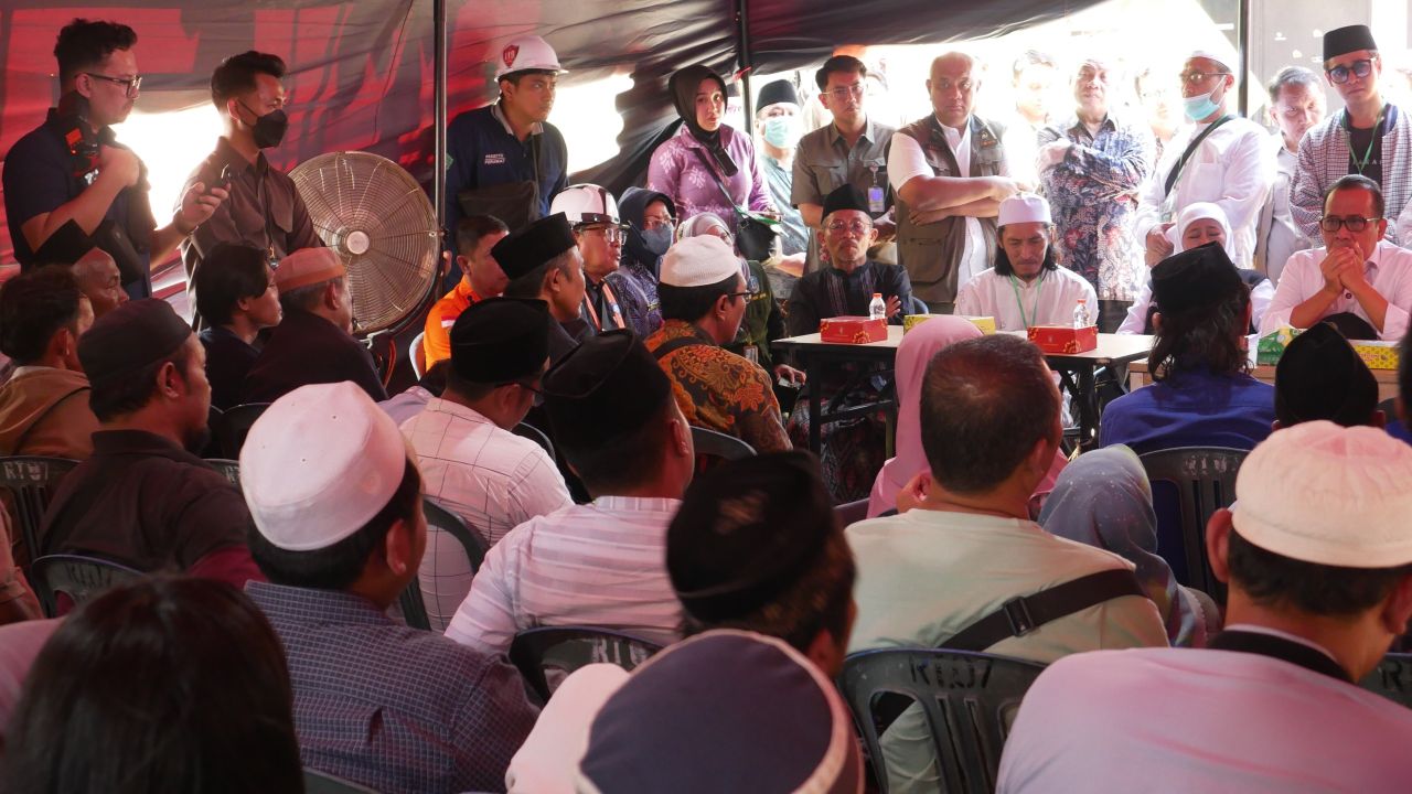 ALAT BERAT - Hari keempat ambruknya bangunan Musala Ponpes Al Khoziny Buduran Sidoarjo, orang tua (wali santri) yang anaknya belum ditemukan dialog dengan tim SAR Gabungan menyepakati proses mempercepat evakuasi menggunakan alat berat, Kamis (02/10/2025).