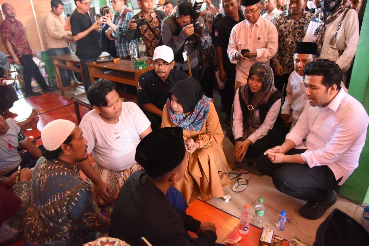 TENANGKAN - Wakil Bupati (Wabup) Sidoarjo Mimik Idayana dan Wakil Gubernur (Wagub) Jatim, Emil Elistianto Dardak berupaya memenangkan orangtua (wali santri) yang menunggu anak-anaknya bisa segera ditemukan dan dievakuasi, Kamis (02/10/2025).