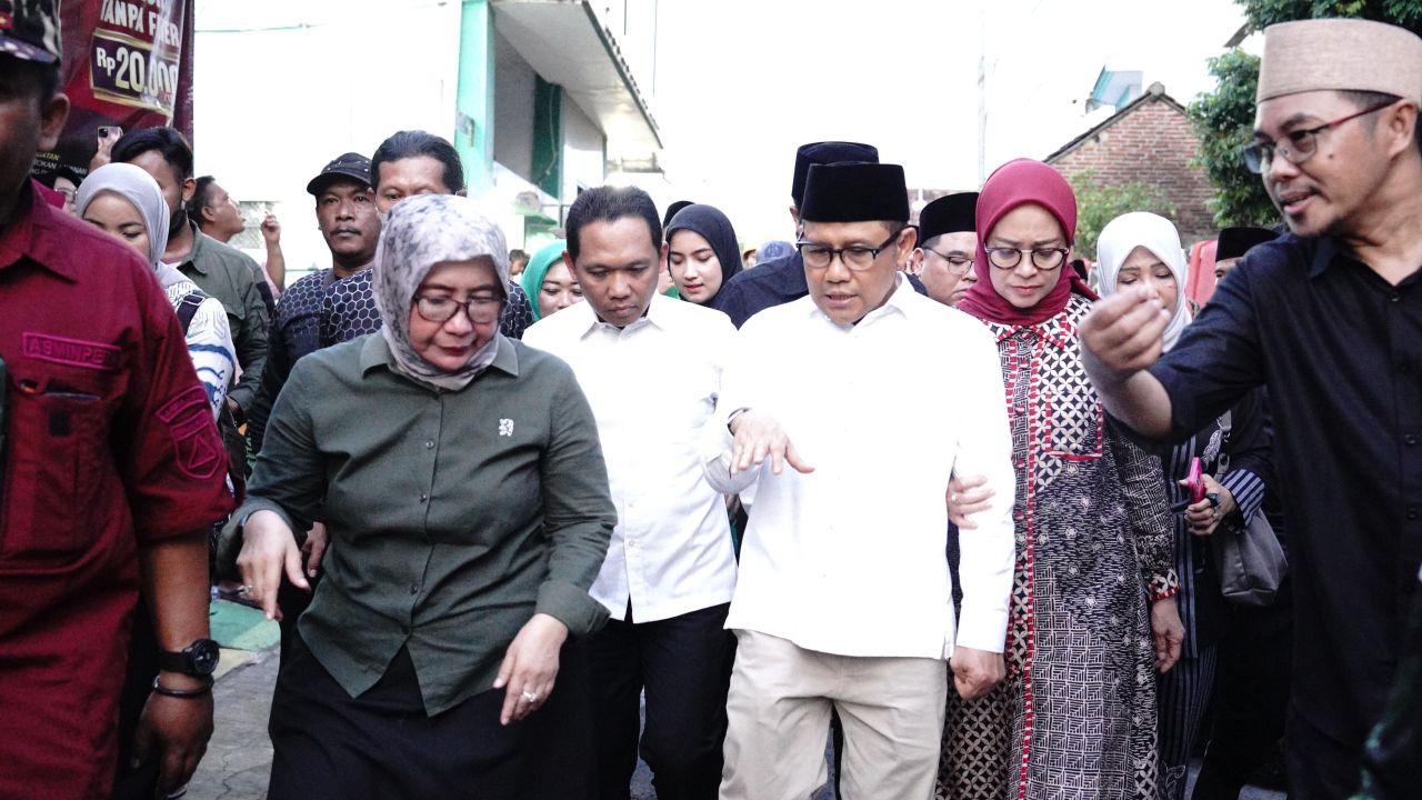 KUNJUNGI - Menteri Koordinator Pemberdayaan Masyarakat (Menko PM), Abdul Muhaimin Iskandar mengunjungi para keluarga korban ambruknya Musala Putra Ponpes Al Khoziny Buduran, Sidoarjo, Kamis (2/10/2025).