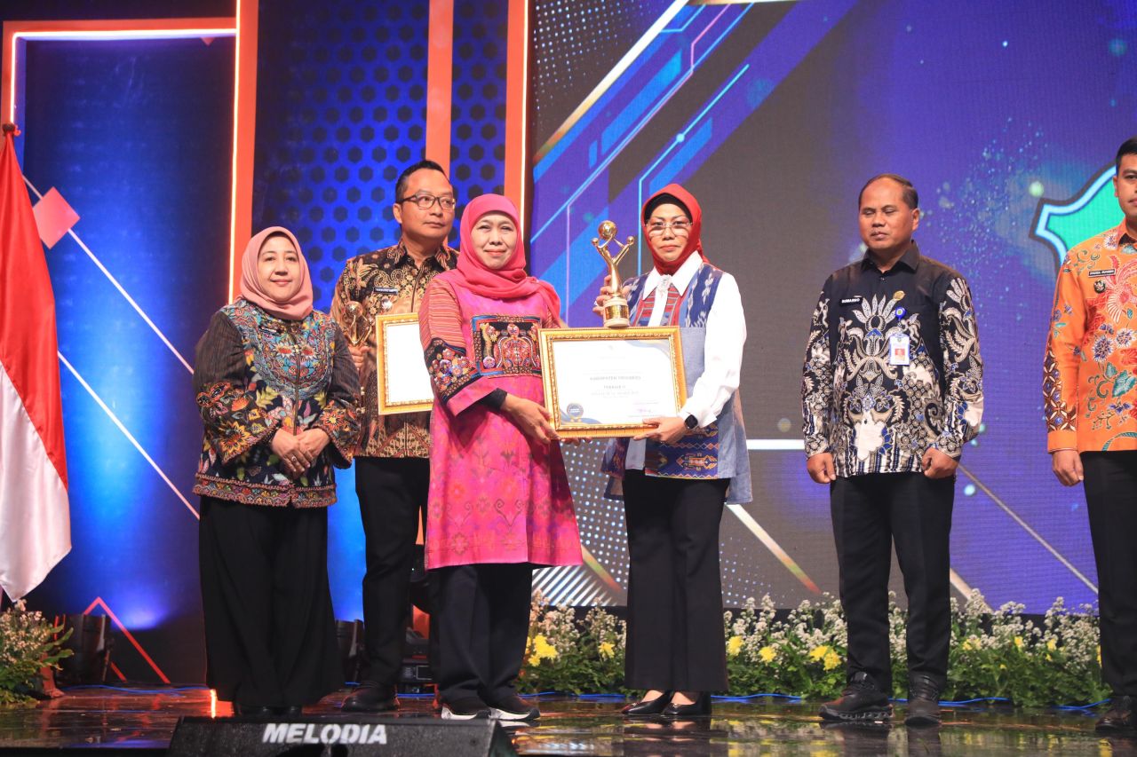 PENGHARGAAN - Sekretaris Daerah, Dr Fenny Apridawati menerima penghargaan Investment Award Jatim 2025 Dari Gubernur Jatim Khofifah Indar Parawansa Grand City Surabaya, Rabu (01/10/2025) malam.
