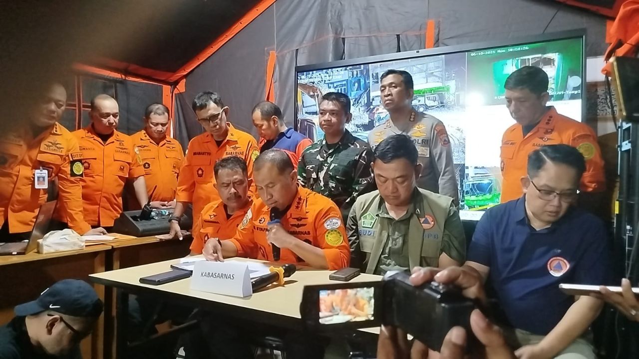 KETERANGAN PERS - Kepala Basarnas Marsekal Madya Mohammad Syafii (duduk tengah) saat konferensi pers soal jumlah korban ambruknya Bangunan Musala Putra Ponpes Al Khoziny Buduran, Senin (06/10/2025) petang.