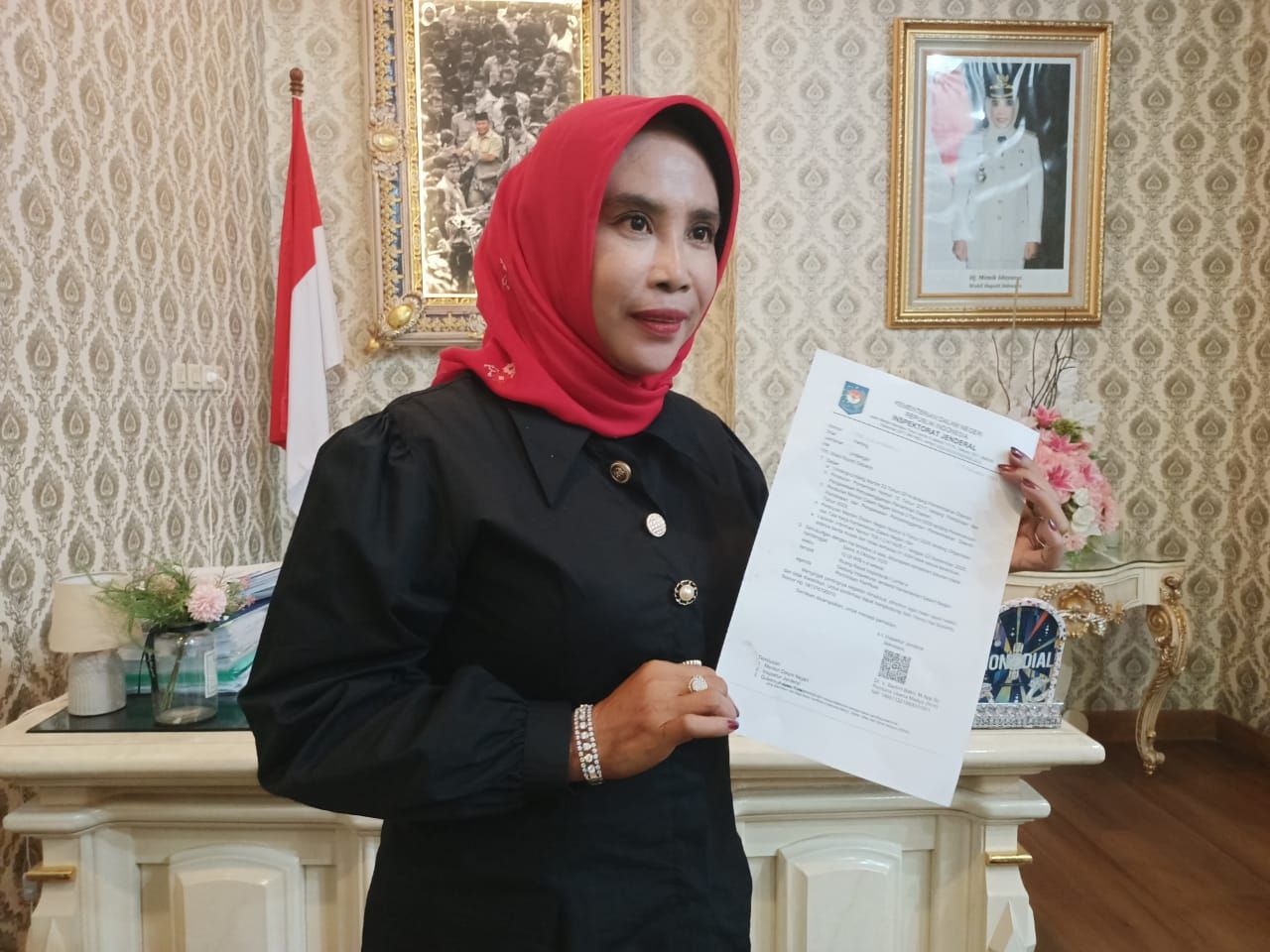 SURAT - Wabup Sidoarjo Mimik Idayana menunjukkan surat panggilan dari Itjen Kemendagri RI untuk memberikan keterangan dan klarifikasi soal tata kelola Pemkab Sidoarjo dan mutasi 61 pejabat Pemkab Sidoarjo kemarin.