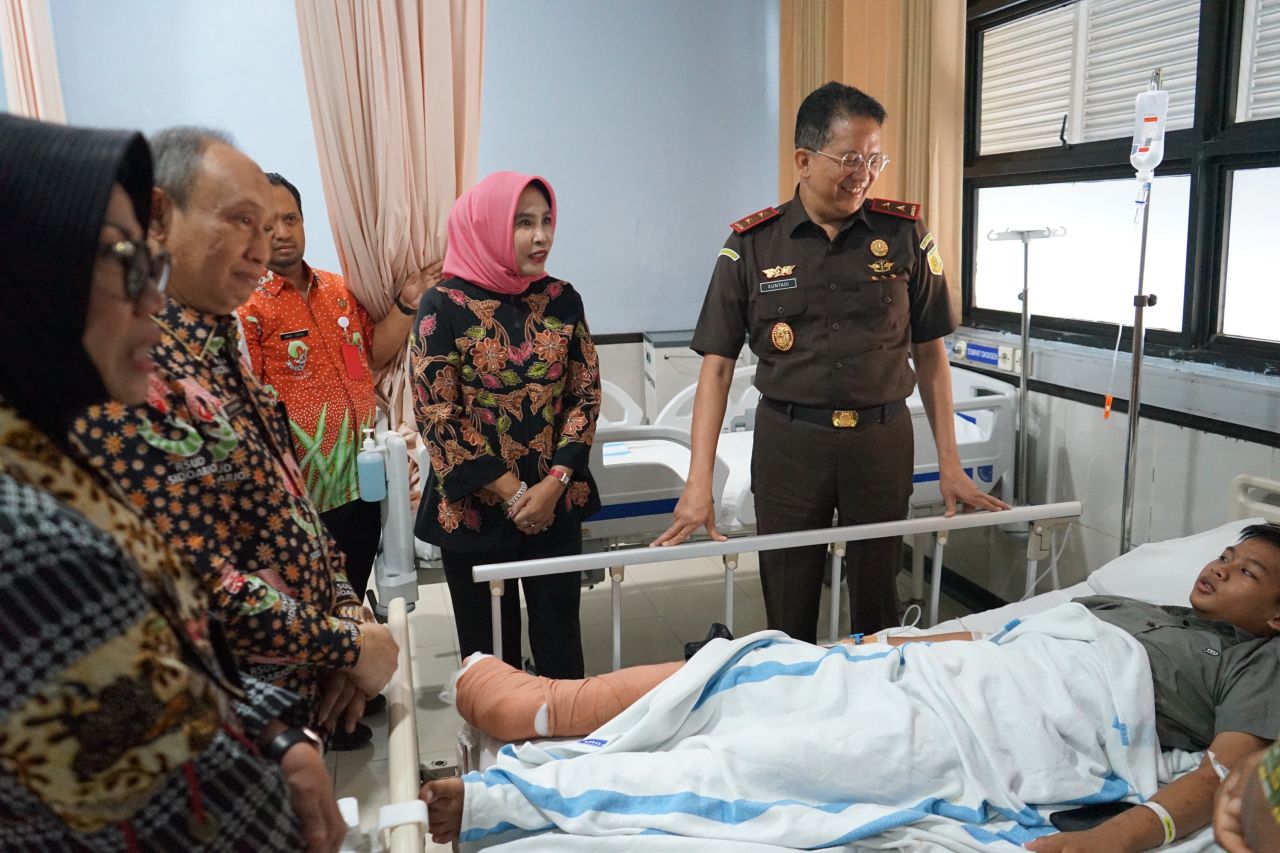 DUKUNGAN - Wabup Sidoarjo Mimik Idayana, Kepala Kajati Jatim Dr Kuntadi serta Sekda Sidoarjo mengunjungi para korban musibah ambruknya Musala Putra Pondok Pesantren (Ponpes) Al Khoziny Buduran di RSUD RT Notopuro, Sidoarjo, Selasa (07/10/2025).