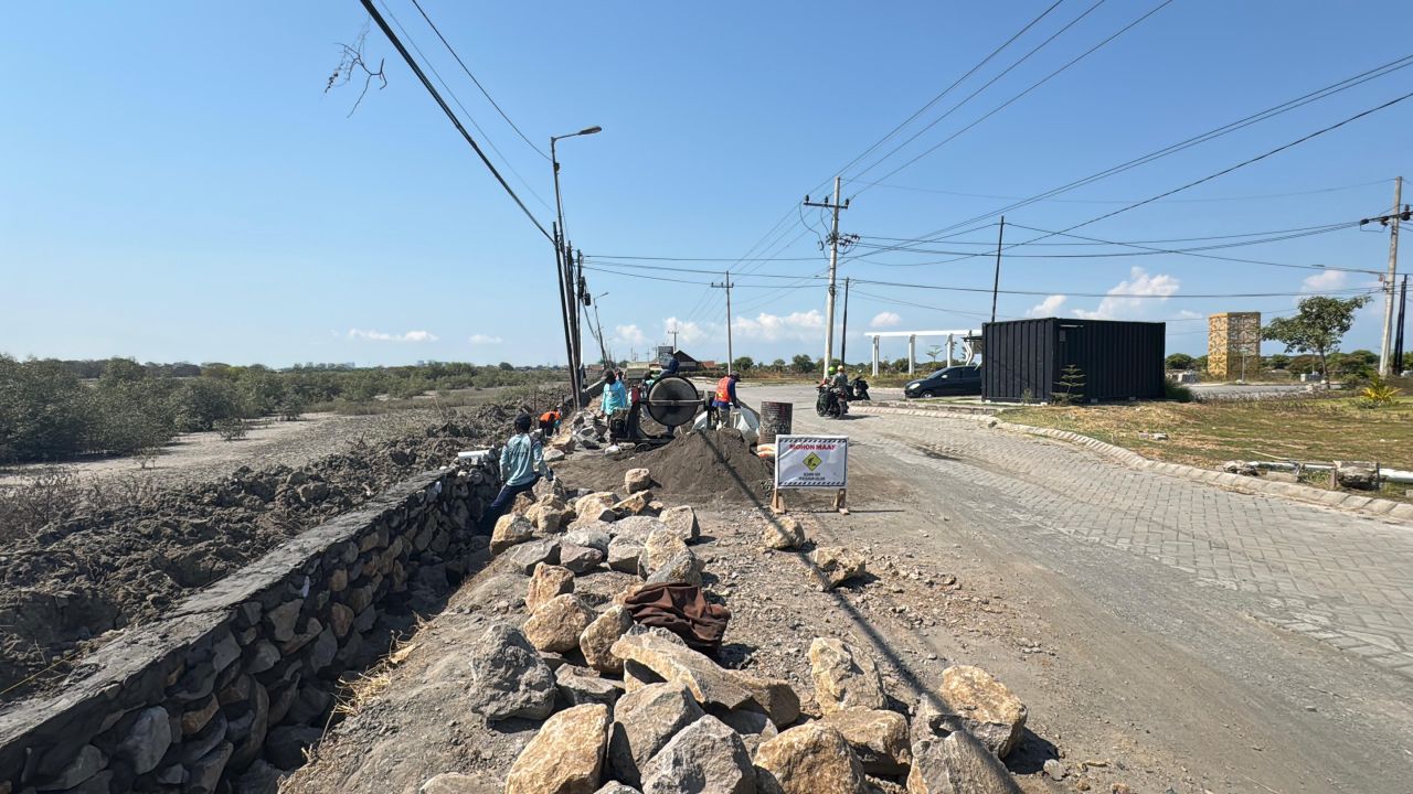 BETONISASI - Proyek betonisasi jalan menyasar wilayah pesisir Sidoarjo dengan betonisasi ruas jalan Desa Kalanganyar sampai Desa Segorotambak, Kecamatan Sedati, Sidoarjo mencapai 1.945 meter dan lebar mencapai 4 meter, Rabu (08/10/2025).
