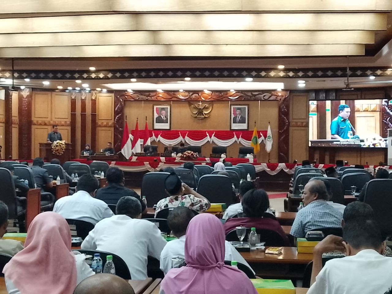 PARIPURNA - Ketua DPRD Sidoarjo Abdillah Nasih memimpin sidang paripurna dengan agenda pembahasan Rancangan Peraturan Daerah (Raperda) Fasilitasi Pondok Pesantren (Ponpes) di ruang Rapat Paripurna DPRD Sidoarjo, Rabu (08/10/2025) sore.