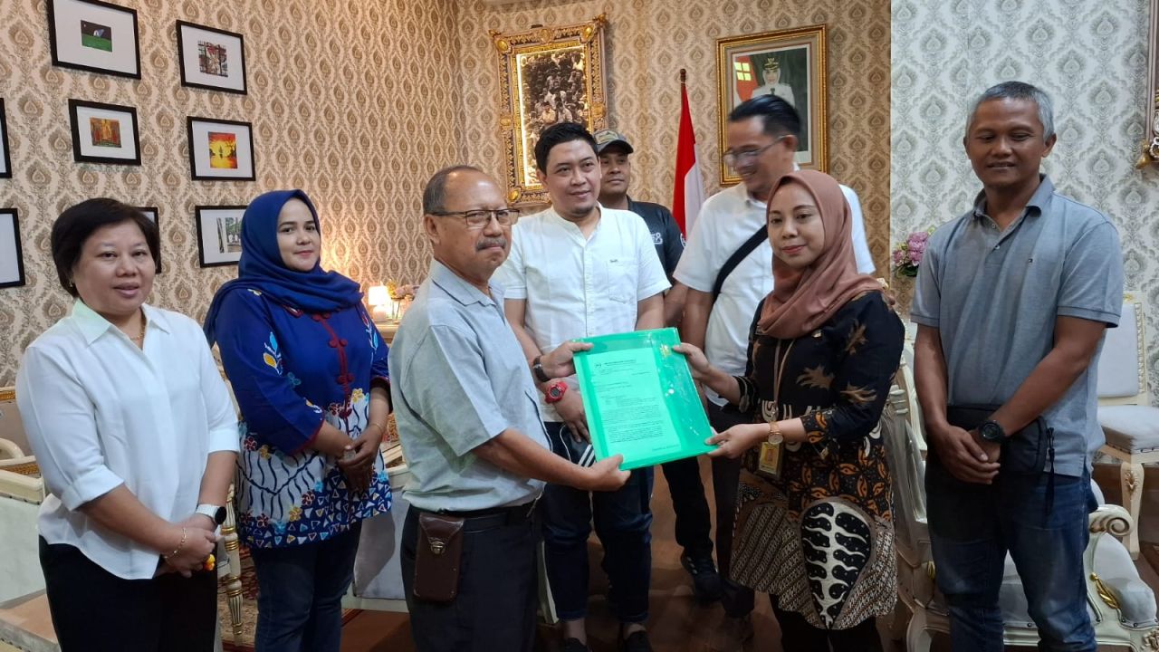 WADUL - Sejumlah tokoh masyarakat perwakilan warga Perumahan Mutiara Regency Banjarbendo, Kecamatan Sidoarjo mengadu (wadul) ke Wabup Sidoarjo, Mimik Idayana diterima di Rumah Dinas (Rumdis) JL Sultan Agung, Sidoarjo Jumat (10/10/2025).