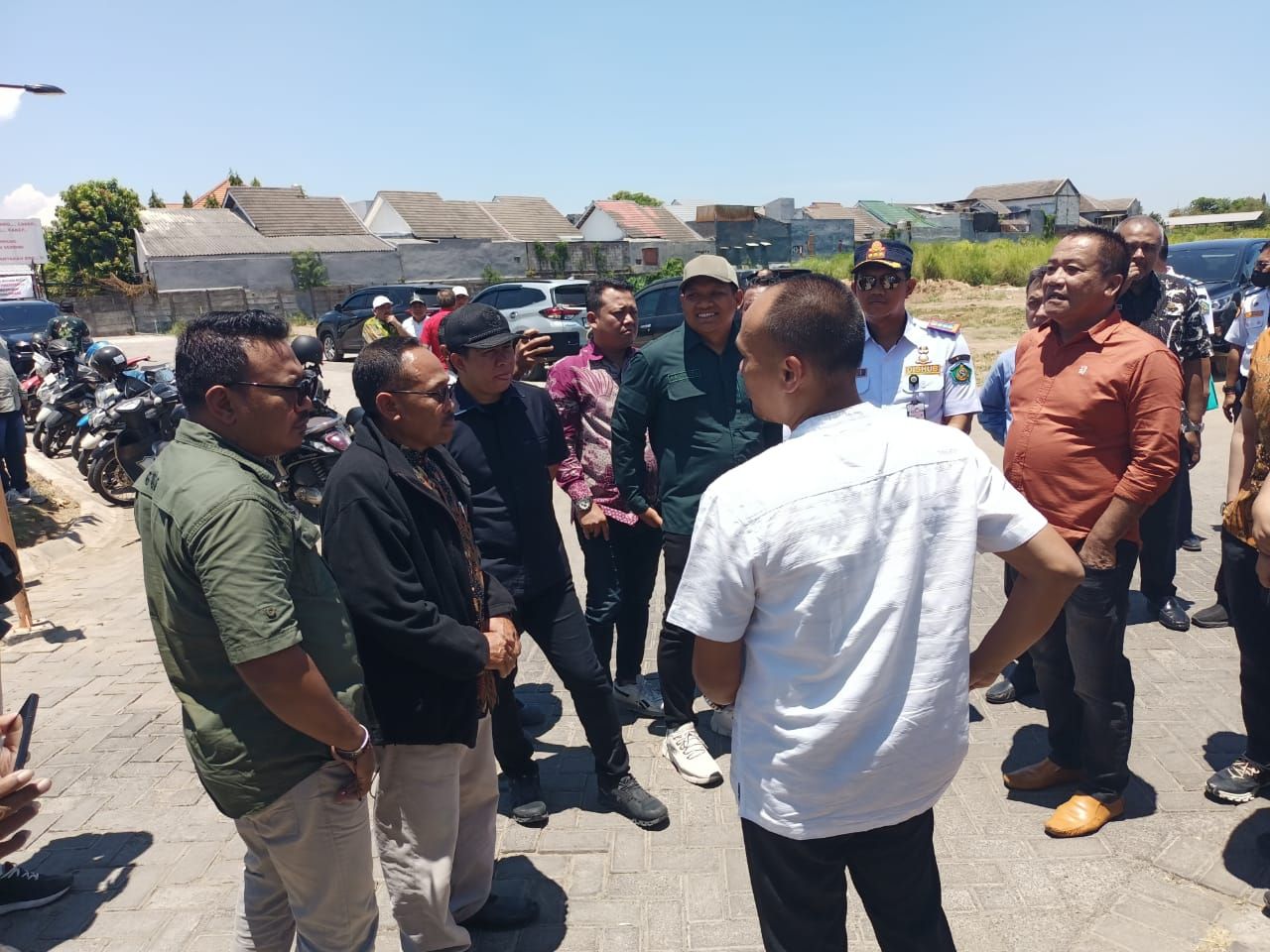 SIDAK - Ketua Komisi C Choirul Hidayat dan Ketua Komisi A Rizza Ali Faizin saat memimpin sidak batas Perumahan Mutiara Regency dan Mutiara City di Desa Banjarbendo Kecamatan Sidoarjo didampingi Dinas P2CKRT dan Dishub Pemkab Sidoarjo, Selasa (14/10/2025).