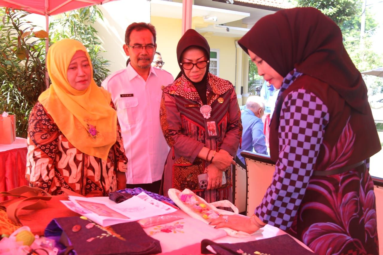 PELATIHAN - Wabup Sidoarjo Mimik Idayana sekaligus Ketua Komda Lansia Sidoarjo mengajak pengurus dan anggota Komda Lansia mengikuti pelatihan sulam pita di halaman Rumah Dinas Wabup Sidoarjo, Rabu (15/10/2025).