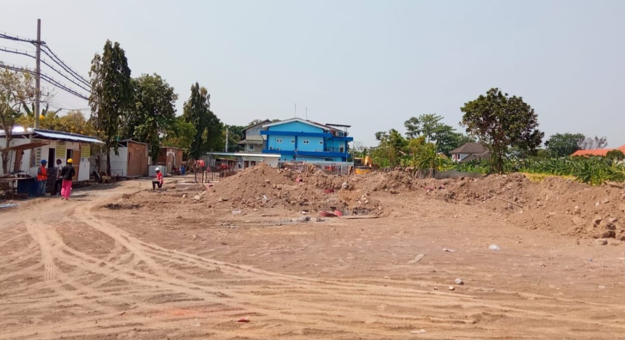 LAMBAT - Proyek pembangunan RSUD Sedati senilai Rp 51,7 miliar yang dikerjakan PT PT Ardi Tekindo Perkasa (ATP) pekerjaannya terlambat dan terkesan tidak serius hingga memasuki bulan keempat pekerjaan baru sekitar 10 persen.