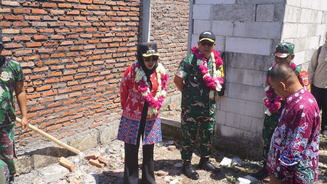 DAMPINGI - Wabup Sidoarjo Mimik Idayana mendampingi Tim Pengawasan dan Evaluasi (Wasev) TNI Manunggal Membangun Desa (TMMD) Ke 126 yang dipimpin Brigadir Jenderal TNI Farouk Pakar di Desa Kedondong, Kecamatan Tulangan, Kabupaten Sidoarjo, Kamis (16/10/202