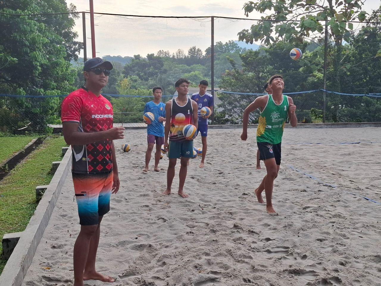 ATLET VOLI PANTAI - Atlet bola voli pantai Sidoarjo Hafiyan Azam Nurudin dan pelatih bola voli pantai Sidoarjo Bambang Eko Suhartawan resmi bergabung dengan Timnas Bola Voli Pantai Indonesia pada laga Asian Youth Games 2025 di Bahrain pekan depan.