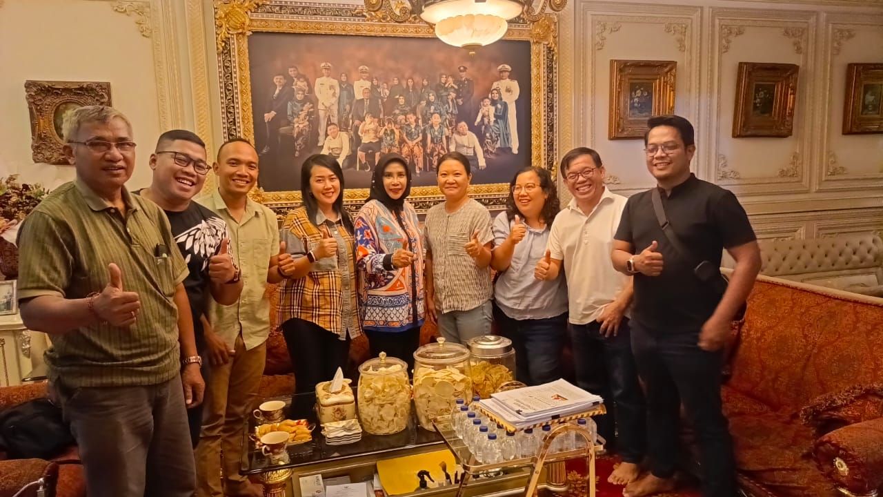 NGADU - Perwakilan warga Perumahan Mutiara City mengadu Wabup Sidoarjo Mimik Idayana di rumahnya di kawasan Kecamatan Candi, Sidoarjo soal janji pengembang yang tidak pernah dipenuhi hingga somasi ketiga warga, Sabtu (18/10/2025).